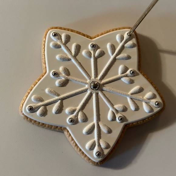 Hallmark snowflake cookie ornament display with matching hooks…❄️ - Picture 4 of 5